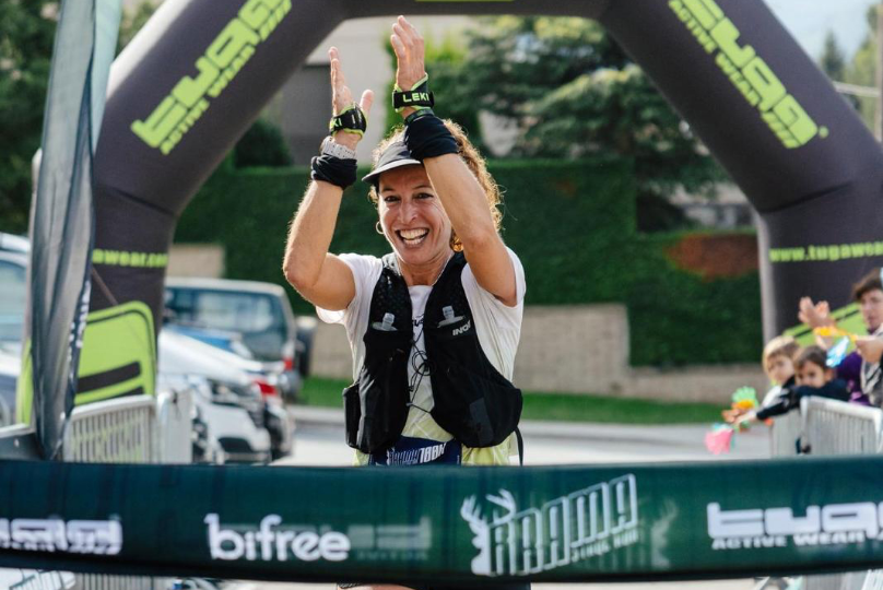INOV8 Athlete Angels Llobera crossing the finish line to win Brama 100K